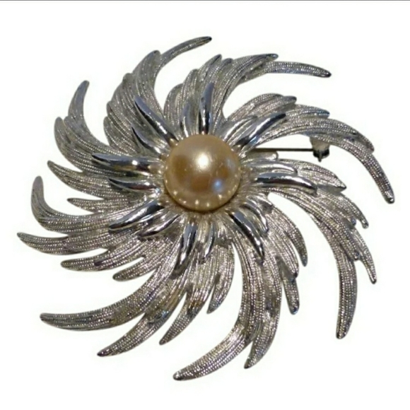 Sarah Coventry Jewelry - Sarah Coventry Statement Brooch